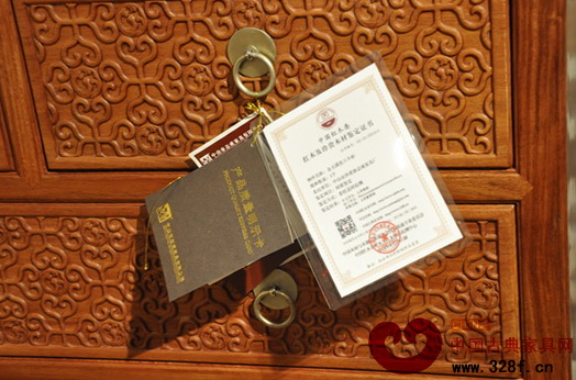 現階段,許多規模以上紅木家具企業都為產品配備“一書一卡一證”(圖為中山志成紅木為產品配有的“一書一卡一證”及《中國紅木委紅木及珍貴木材鑒定證書》) 現階段,許多規模以上紅木家具企業都為產品配備“一書一卡一證”(圖為中山志成紅木為產品配有的“一書一卡一證”及《中國紅木委紅木及珍貴木材鑒定證書》)