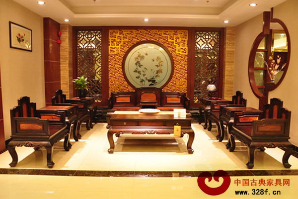 伍氏大觀園大紅酸枝頂級收藏館內的精品大紅酸枝家具 伍氏大觀園大紅酸枝頂級收藏館內的精品大紅酸枝家具