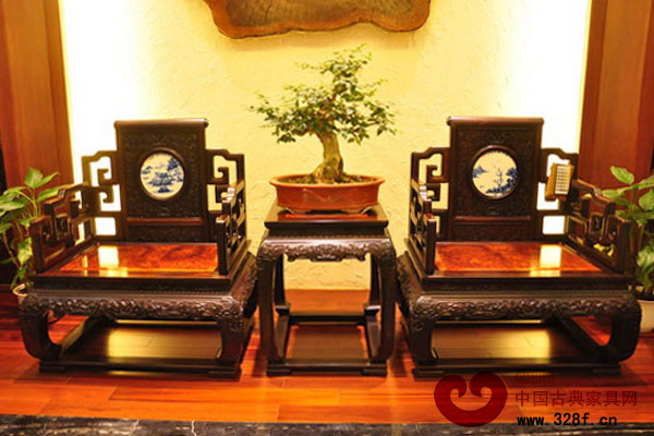 伍氏大觀園大紅酸枝頂級收藏館內的精品大紅酸枝家具 伍氏大觀園大紅酸枝頂級收藏館內的精品大紅酸枝家具