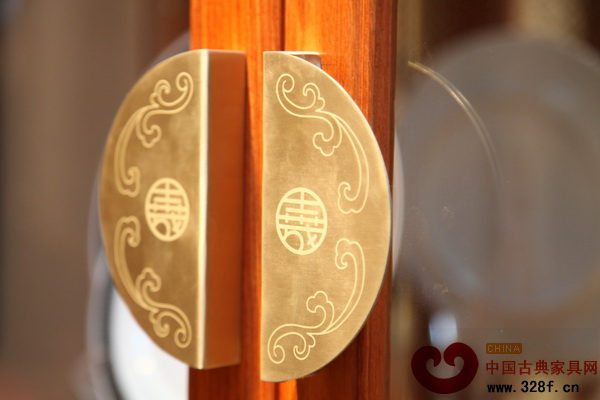 每一件志成紅木家具上都帶有“志成”兩個字，銅件配飾也不例外