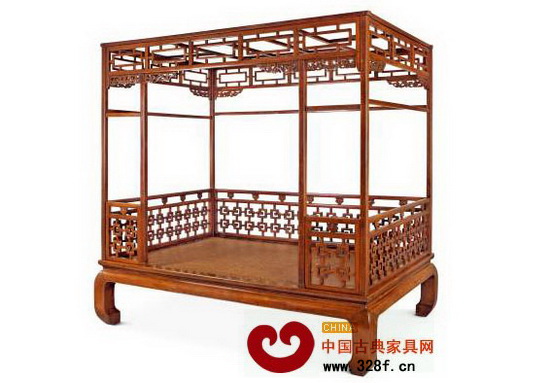 《清早期 黃花梨拐子龍紋六柱架子床》拍出當場單件家具的最高成交價，以354萬港元成交