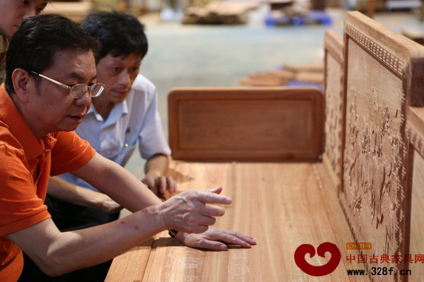 陳國壽經常與工匠們交流分享制作家具的心得和經驗 陳國壽經常與工匠們交流分享制作家具的心得和經驗