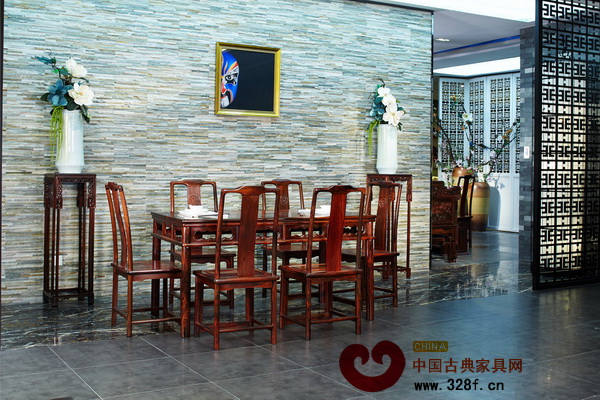 東方寶鼎長沙旗艦店內陳設的精美家具——長餐臺 東方寶鼎長沙旗艦店內陳設的精美家具——長餐臺