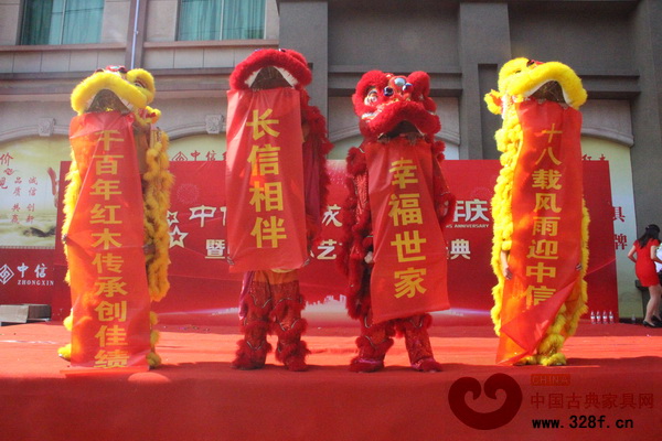 精彩的舞獅表演為慶典現場增添熱鬧喜慶的氣氛 精彩的舞獅表演為慶典現場增添熱鬧喜慶的氣氛