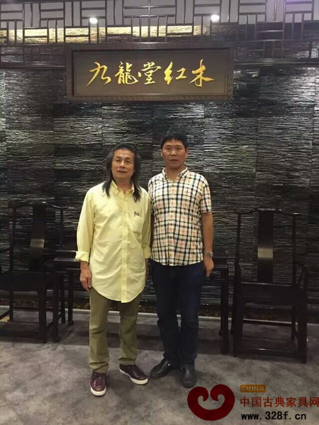中國家具協會傳統家具專業委員會主席伍炳亮(左)參觀九龍堂展廳,并與總經理葛洪亮合影 中國家具協會傳統家具專業委員會主席伍炳亮(左)參觀九龍堂展廳,并與總經理葛洪亮合影