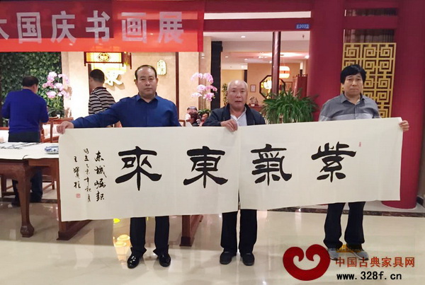 東成紅木香河店總經(jīng)理王立成（左一）與知名畫家合影留念