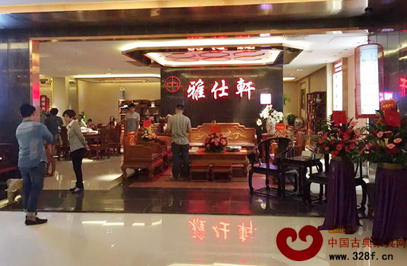 雅仕軒紅木羅浮宮專賣店盛大開業，并吸引很多消費者前來參觀選購