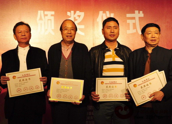 紅古軒《西游記寶座》獲“中國傳統手工藝制作創意獎”,紅古軒生產廠長李仲良(右二)上臺領獎 紅古軒《西游記寶座》獲“中國傳統手工藝制作創意獎”,紅古軒生產廠長李仲良(右二)上臺領獎