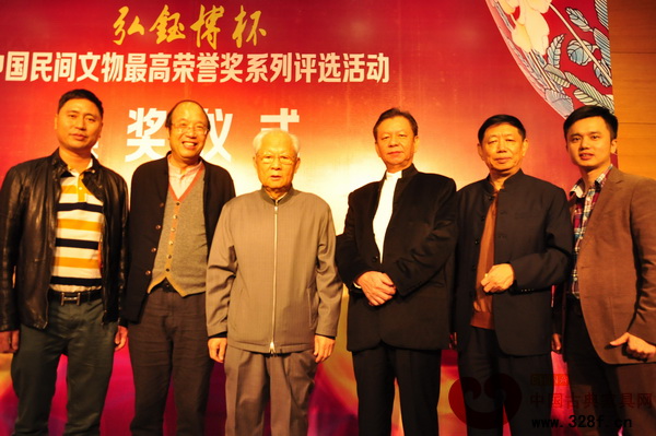 卓木王紅木董事長(zhǎng)杜承三(左二)與全國(guó)工商聯(lián)副主席瞿懷明(左三)、全國(guó)工商聯(lián)藝術(shù)品商會(huì)會(huì)長(zhǎng)宋建文(右二)等領(lǐng)導(dǎo)合影 卓木王紅木董事長(zhǎng)杜承三(左二)與全國(guó)工商聯(lián)副主席瞿懷明(左三)、全國(guó)工商聯(lián)藝術(shù)品商會(huì)會(huì)長(zhǎng)宋建文(右二)等領(lǐng)導(dǎo)合影