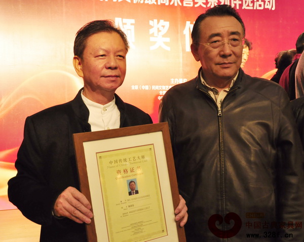 國(guó)壽紅木董事長(zhǎng)陳國(guó)壽榮獲“中國(guó)傳統(tǒng)工藝大師”后,在現(xiàn)場(chǎng)與全國(guó)工商聯(lián)第十屆執(zhí)行副主席宋北杉(右)合影 國(guó)壽紅木董事長(zhǎng)陳國(guó)壽榮獲“中國(guó)傳統(tǒng)工藝大師”后,在現(xiàn)場(chǎng)與全國(guó)工商聯(lián)第十屆執(zhí)行副主席宋北杉(右)合影