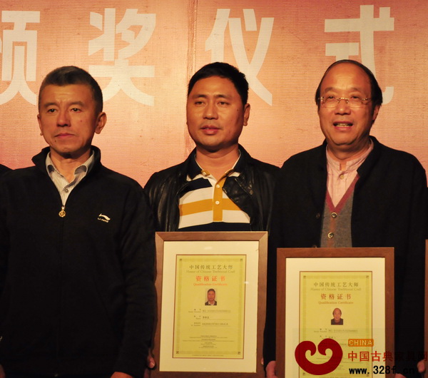 中央電視臺(tái)《尋寶》欄目總導(dǎo)演李建偉(左三)與東陽(yáng)卓木王紅木董事長(zhǎng)杜承三(右三)、中山紅古軒生產(chǎn)廠(chǎng)長(zhǎng)李仲良(左四)合影 中央電視臺(tái)《尋寶》欄目總導(dǎo)演李建偉(左三)與東陽(yáng)卓木王紅木董事長(zhǎng)杜承三(右三)、中山紅古軒生產(chǎn)廠(chǎng)長(zhǎng)李仲良(左四)合影
