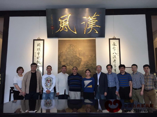 考察團在永琦紫檀展廳內與其掌舵人顧永琦(左五)合影留念 考察團在永琦紫檀展廳內與其掌舵人顧永琦(左五)合影留念