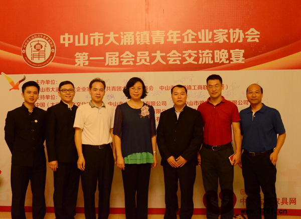 中山市委統戰部部長梁麗嫻（右四）、中山市團委書記丁凱（右二）、大涌鎮黨委書記黃紅全（左三）等出席青企會第一次會員大會交流晚宴