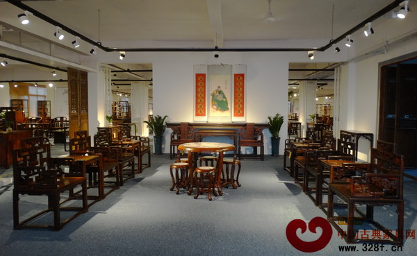 魯班木藝新展廳內擺放了眾多紅木家具精品 魯班木藝新展廳內擺放了眾多紅木家具精品