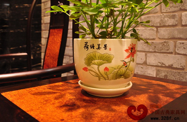 在綠植、燈光的映襯下，花梨木癭自有一番別致和新穎在其中