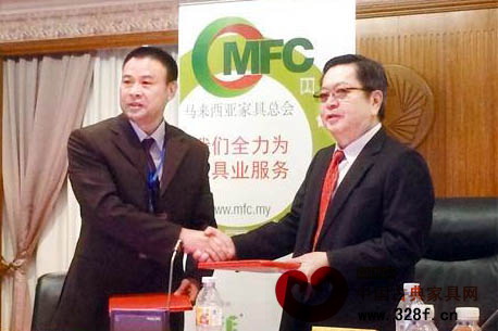 江門古典家具行業協會考察團團長余國祥(左)與馬來西亞家具總會會長蔡春才(右)簽訂合作與發展協議 江門古典家具行業協會考察團團長余國祥(左)與馬來西亞家具總會會長蔡春才(右)簽訂合作與發展協議