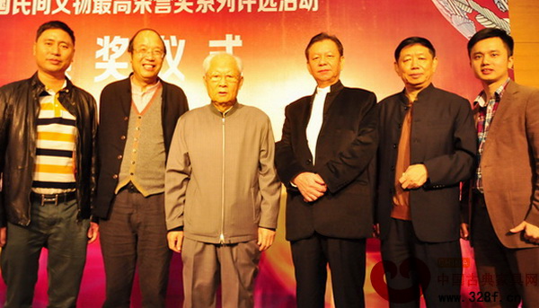 卓木王紅木董事長杜承三（左二）與全國工商聯(lián)副主席瞿懷明（左三）、全國工商聯(lián)藝術(shù)品商會會長宋建文（右二）等合影