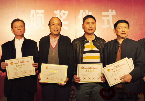 紅古軒《西游記寶座》獲“中國傳統手工藝制作創意獎”,紅古軒生產廠長李仲良(右二)上臺領獎 紅古軒《西游記寶座》獲“中國傳統手工藝制作創意獎”,紅古軒生產廠長李仲良(右二)上臺領獎