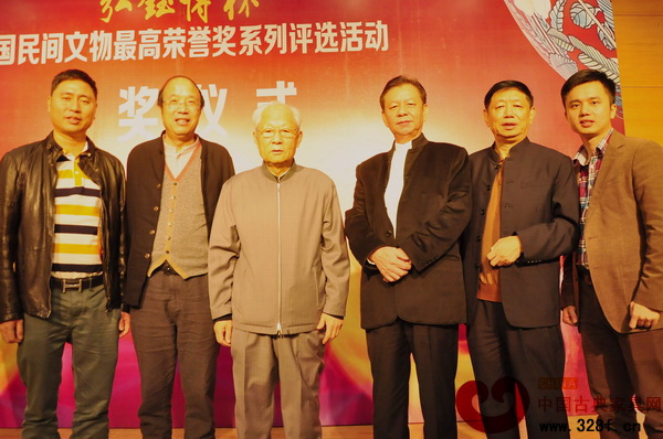 紅古軒生產廠長李仲良(左一)與全國工商聯原副主席瞿懷明(左三)、全國工商聯民間文物藝術品商會會長宋建文(右二)等合影留念 紅古軒生產廠長李仲良(左一)與全國工商聯原副主席瞿懷明(左三)、全國工商聯民間文物藝術品商會會長宋建文(右二)等合影留念