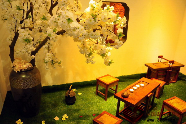 華葉家具的展廳在本屆東莞名家具展上跟上中式風(fēng)潮，布置古典優(yōu)雅，頗為賞心悅目