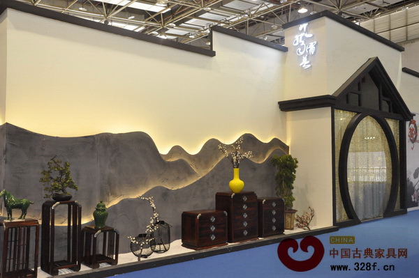 東莞名家具展上，風(fēng)雷益紅木展廳門面設(shè)充滿濃郁的中國風(fēng)韻，意境十足