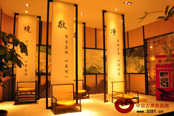 東莞名家具展中，志成紅木的展廳一角以禪椅為主題，給人寧靜致遠之感