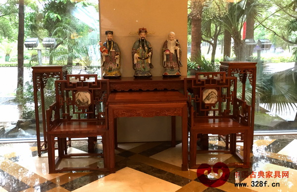 中山某知名酒店內,擺放著一套中堂家具,一種濃厚的中式之感油然而生 中山某知名酒店內,擺放著一套中堂家具,一種濃厚的中式之感油然而生