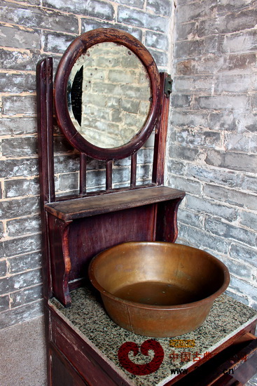 飽經(jīng)歲月洗禮的家具,早已成為家人之間情感的寄托 飽經(jīng)歲月洗禮的家具,早已成為家人之間情感的寄托