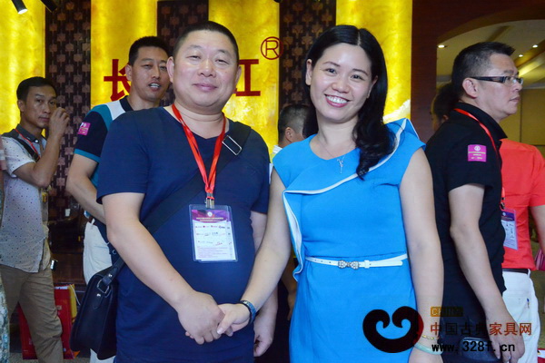 許多加盟型經銷商已經與推薦名企們取得了聯(lián)系，表達了強烈的加盟意愿（圖為一名經銷商與企業(yè)工作人員交流后合影）