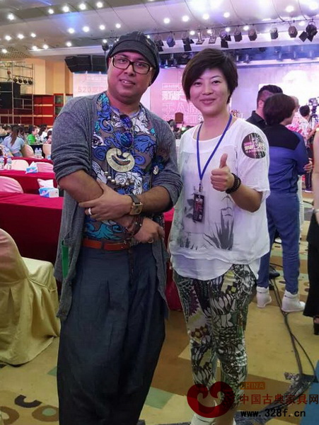 饒穎與著名室內設計師、廬山西海（國際）藝術學院副院長穆拉德在培訓會留影