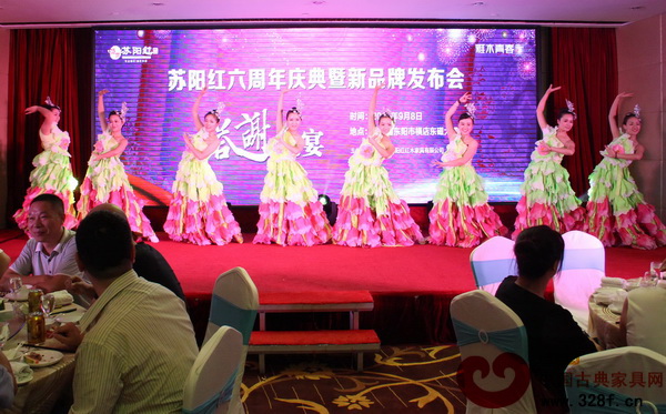 蘇陽紅六周年慶典暨新品牌發(fā)布會(huì)答謝晚宴上，載歌載舞