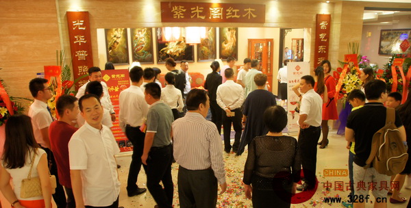 紫光閣紅木深圳直營店開業當天到場的客戶絡繹不絕 紫光閣紅木深圳直營店開業當天到場的客戶絡繹不絕