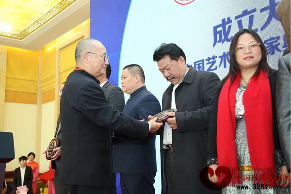中國高等家具設計專業創始人胡景初為金彪云頒發“全聯藝術紅木家具專委會常務副主任單位”牌匾 中國高等家具設計專業創始人胡景初為金彪云頒發“全聯藝術紅木家具專委會常務副主任單位”牌匾