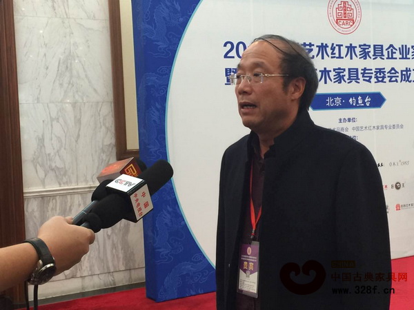 會議結束后,卓木王紅木董事長杜承三接受央視記者采訪 會議結束后,卓木王紅木董事長杜承三接受央視記者采訪