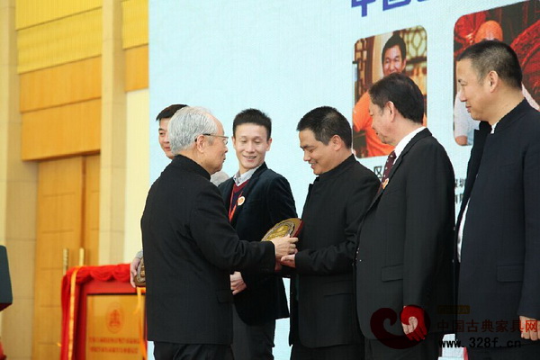 全國工商聯原副主席瞿懷明為李忠信頒發“全聯藝術紅木家具專委會主席團主席”牌匾 全國工商聯原副主席瞿懷明為李忠信頒發“全聯藝術紅木家具專委會主席團主席”牌匾