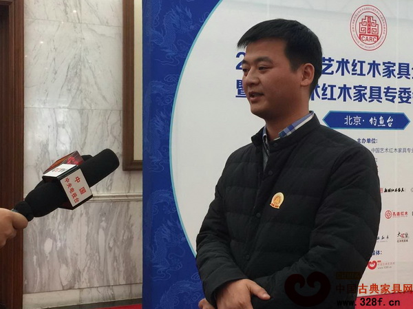 新明紅木總經(jīng)理杜慶慶接受央視記者采訪(fǎng) 新明紅木總經(jīng)理杜慶慶接受央視記者采訪(fǎng)