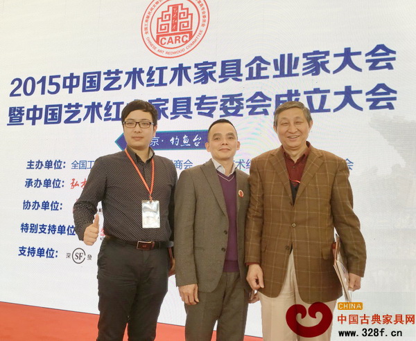 雅仕軒紅木總經(jīng)理陳君(中)與原故宮博物院文保科技部主任曹靜樓(右)在釣魚臺國賓館合影 雅仕軒紅木總經(jīng)理陳君(中)與原故宮博物院文保科技部主任曹靜樓(右)在釣魚臺國賓館合影
