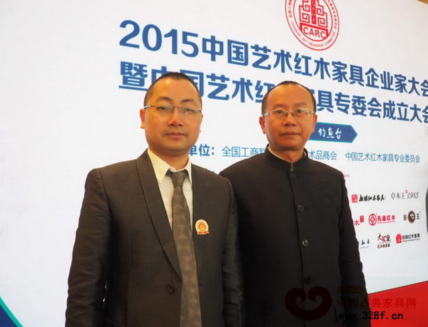 中山永華董事長楊樂君與故宮博物院副研究員周京南(右)在大會(huì)現(xiàn)場合影留念 中山永華董事長楊樂君與故宮博物院副研究員周京南(右)在大會(huì)現(xiàn)場合影留念