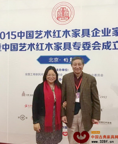 孔連紅木董事總經(jīng)理李宏志與原故宮博物院文保科技部主任曹靜樓合影留念 孔連紅木董事總經(jīng)理李宏志與原故宮博物院文保科技部主任曹靜樓合影留念