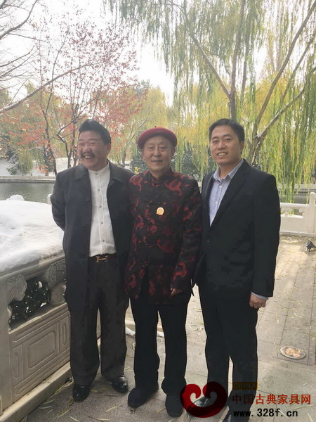 大匯堂總經(jīng)理胡春龍(右一)與古典家具傳承工藝大師王秀林(中)及企業(yè)代表在釣魚(yú)臺(tái)國(guó)賓館室外合影留念 大匯堂總經(jīng)理胡春龍(右一)與古典家具傳承工藝大師王秀林(中)及企業(yè)代表在釣魚(yú)臺(tái)國(guó)賓館室外合影留念