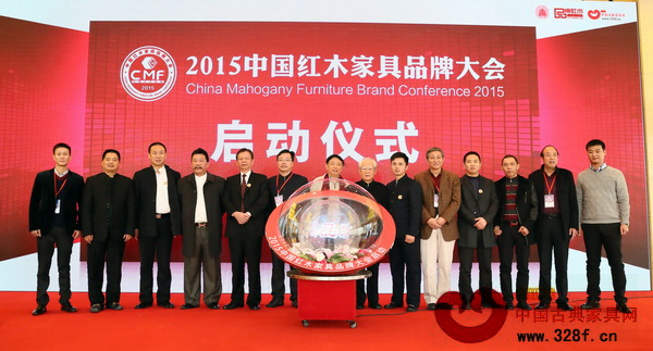 2015中國紅木家具品牌大會啟動儀式上,波記家具董事長伍建波(右三)與一眾領(lǐng)導(dǎo)嘉賓合影 2015中國紅木家具品牌大會啟動儀式上,波記家具董事長伍建波(右三)與一眾領(lǐng)導(dǎo)嘉賓合影