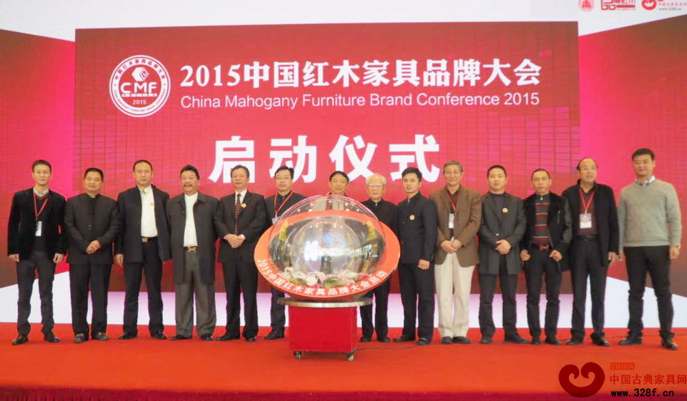 老周紅木董事長周仲堅(右四)出席2015中國紅木家具品牌大會啟動儀式,與行業精英共同見證年度盛典的啟航 老周紅木董事長周仲堅(右四)出席2015中國紅木家具品牌大會啟動儀式,與行業精英共同見證年度盛典的啟航