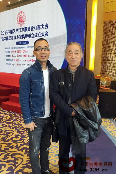 杰申設計董事長潘再生(左)與中國明式家具研究所所長濮安國合影 杰申設計董事長潘再生(左)與中國明式家具研究所所長濮安國合影