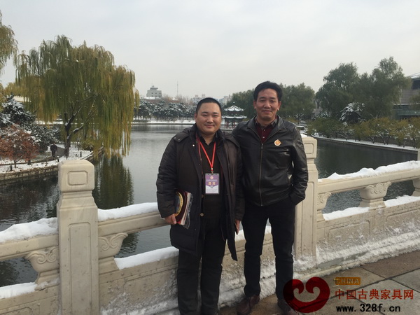 集古韻今總經(jīng)理陳新平與東北林業(yè)大學(xué)明清家具研究所所長牛曉霆(左)在北京釣魚臺國賓館室外合影留念 集古韻今總經(jīng)理陳新平與東北林業(yè)大學(xué)明清家具研究所所長牛曉霆(左)在北京釣魚臺國賓館室外合影留念
