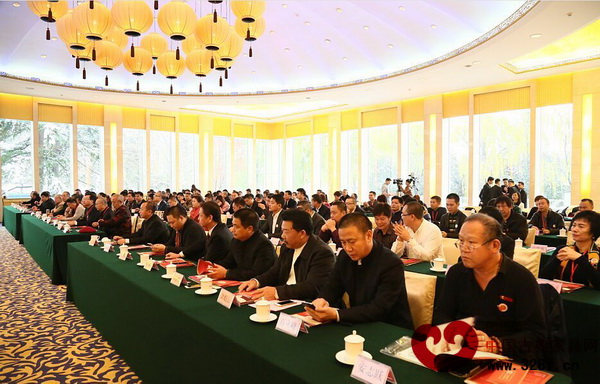 眾多紅木家具行業專家、企業代表等齊聚2015中國藝術紅木家具企業家大會暨全聯藝術紅木家具專委會成立大會現場