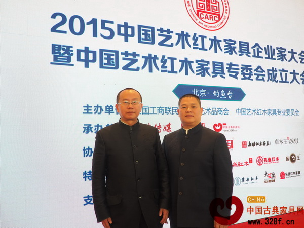 匠王紅木董事長李茂先在北京釣魚臺(tái)國賓館與故宮博物院副研究員周京南(左)合影 匠王紅木董事長李茂先在北京釣魚臺(tái)國賓館與故宮博物院副研究員周京南(左)合影
