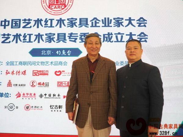 匠王紅木董事長李茂先在北京釣魚臺(tái)國賓館與原故宮博物院文保科技部主任曹靜樓(左)合影 匠王紅木董事長李茂先在北京釣魚臺(tái)國賓館與原故宮博物院文保科技部主任曹靜樓(左)合影