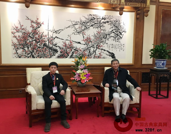 南枝紅紅木總經理余鶴天與原故宮博物院文??萍疾恐魅尾莒o樓(右)在釣魚臺國賓館貴賓廳合影 南枝紅紅木總經理余鶴天與原故宮博物院文??萍疾恐魅尾莒o樓(右)在釣魚臺國賓館貴賓廳合影