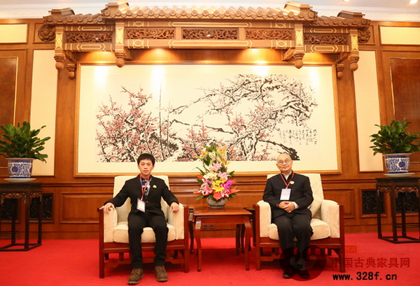 會議開始前南枝紅紅木總經理余鶴天向中國高等家具設計專業創始人胡景初(右)請教家具設計問題,并合影留念 會議開始前南枝紅紅木總經理余鶴天向中國高等家具設計專業創始人胡景初(右)請教家具設計問題,并合影留念