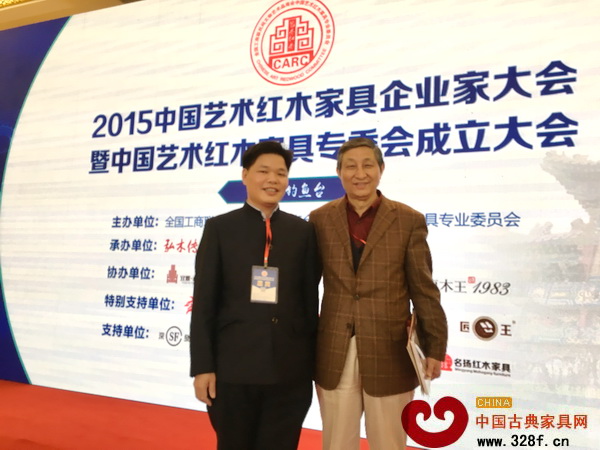 偉明軒紅木董事長(zhǎng)張石乃與原故宮博物院文保科技部主任曹靜樓(右)合影 偉明軒紅木董事長(zhǎng)張石乃與原故宮博物院文保科技部主任曹靜樓(右)合影